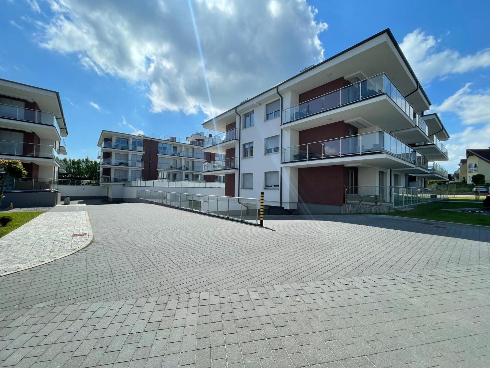 Miodowy Apartament Z Duzym Tarasem W Rewalu, Blisko Morza Zewnętrze zdjęcie